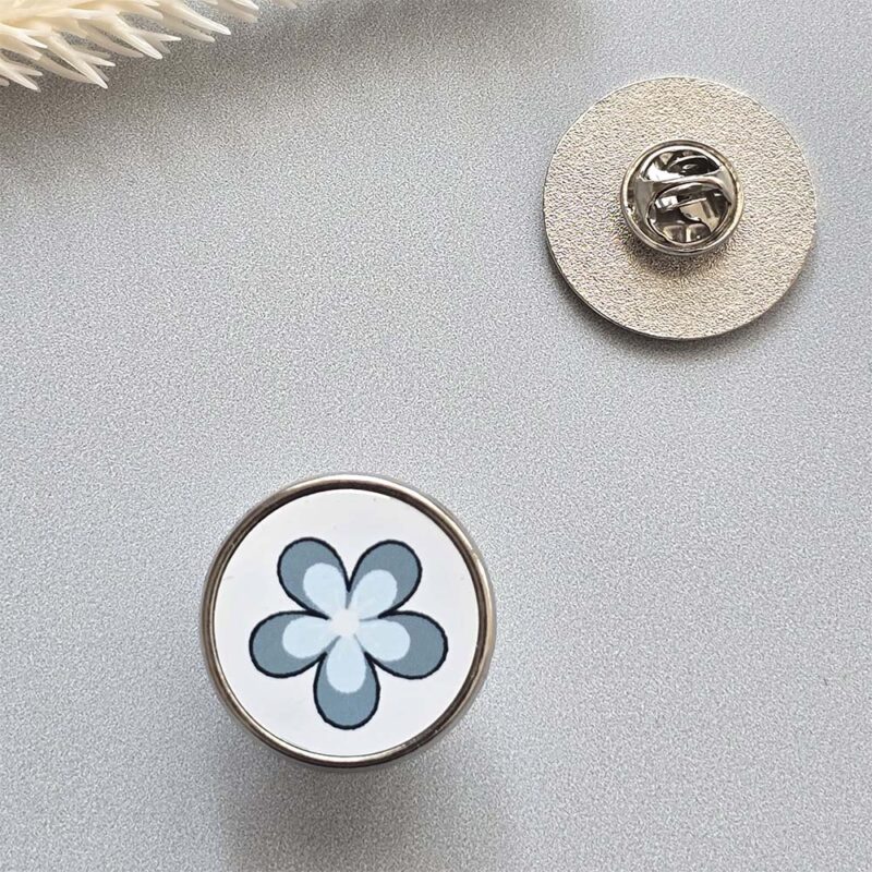 Pin's / Broche Fleur "Trop chou"