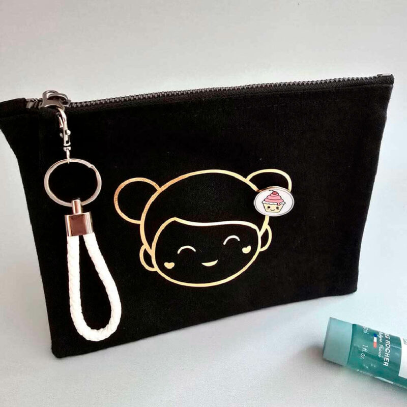 Pochette CHIBI + pin's personnalisable